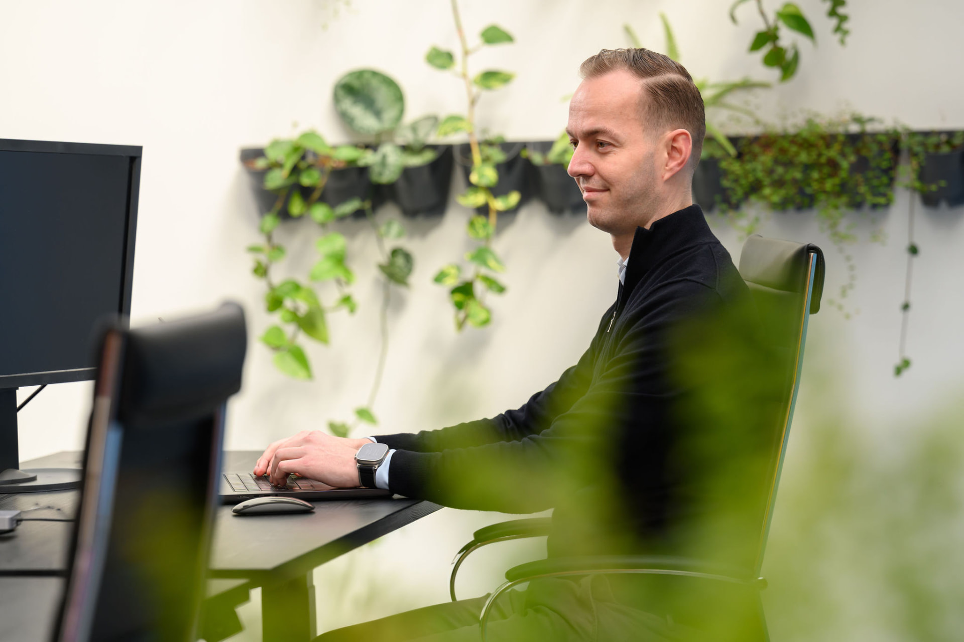 Developer van VSQ Digital werkt aan een maatwerkapplicatie op kantoor in Rotterdam